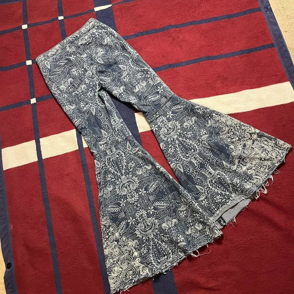 Free People Just Float On Floaty-Dot Print Flare Jeans
Women’s 26 - Picture 1 of 5